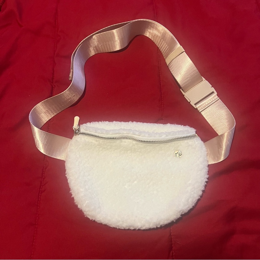 Apana See Me Run Cozy Sherpa White Belt Bag Fanny Pack Hip Bag On The Go
